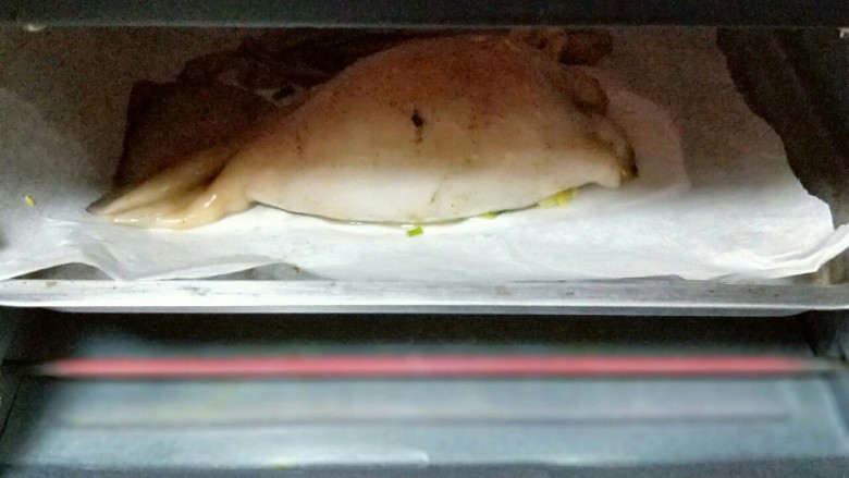 #鱿鱼与炒饭的新吃法#~咖喱鱿鱼包饭,烤箱190度预热5分钟,之后将烤盘入烤箱中层,烤10分钟。