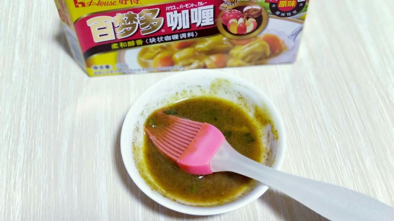 #鱿鱼与炒饭的新吃法#~咖喱鱿鱼包饭,期间调制了咖喱料汁,咖喱融化后加入了<a style='color:red;display:inline-block;' href='/shicai/ 720'>胡椒粉</a>。