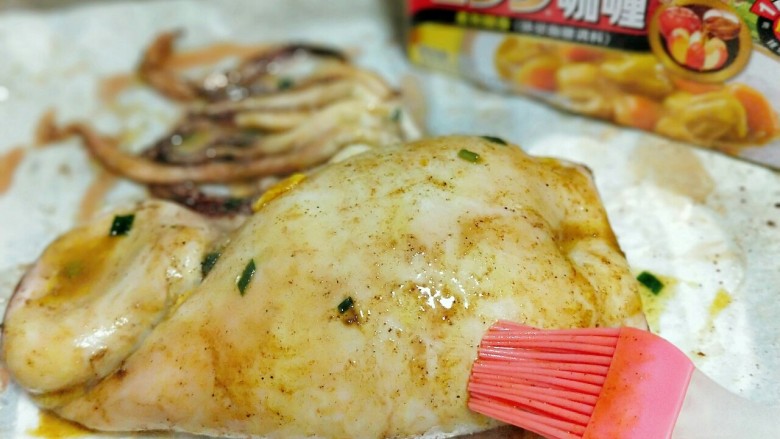 #鱿鱼与炒饭的新吃法#~咖喱鱿鱼包饭,10分钟取出烤盘,再刷上调好的咖喱汁。再次送入烤箱,烤10分钟,时间到后趁热撒上<a style='color:red;display:inline-block;' href='/shicai/ 146542'>孜然粉</a>,不要把烤盘取出,2借助余温2分钟后即可出炉。