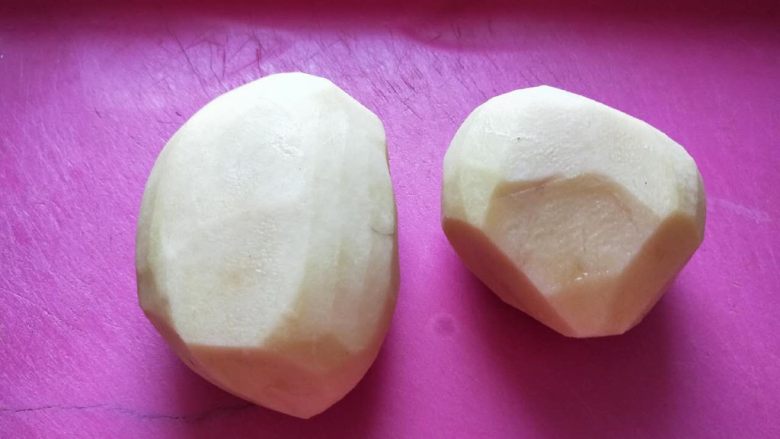 牛腩炖土豆,洗净,去皮