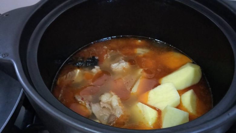 牛腩炖土豆,倒入土豆,炖45分钟即可