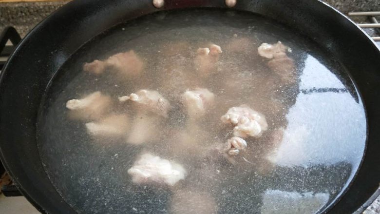 牛腩炖土豆,冷水下锅炒水,肉煮熟捞出备用