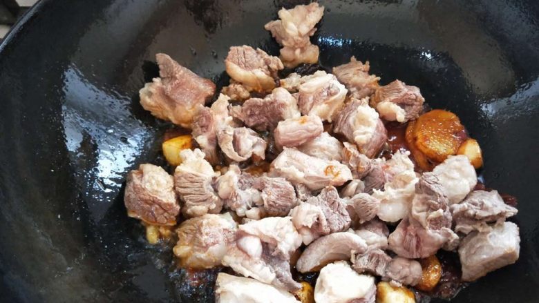 牛腩炖土豆,倒入煮好的牛腩,翻炒均匀