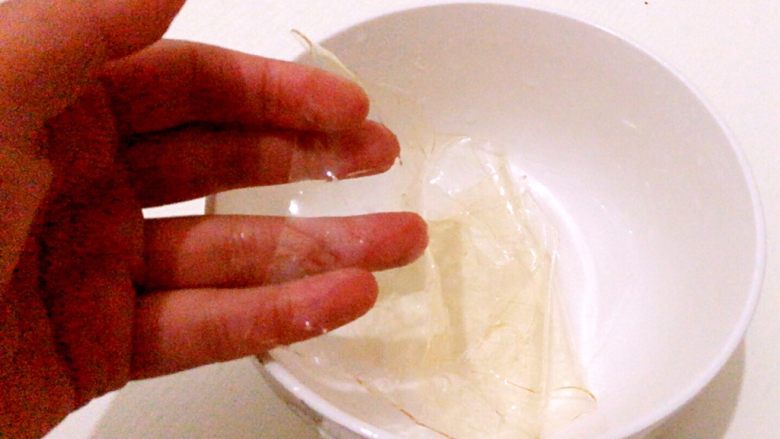 芒果牛奶布丁🍮,吉利丁片泡软之后是这个样子的,软软的