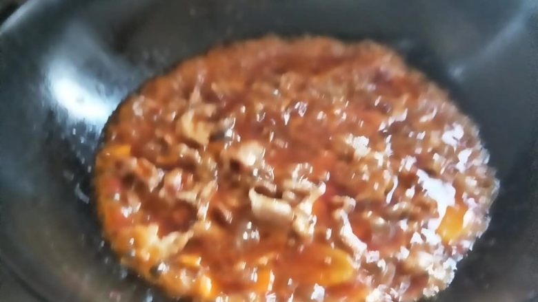 年夜菜麻辣水煮肉片,加适量的水,炖一炖