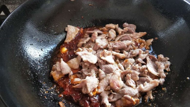 年夜菜麻辣水煮肉片,我把肉提前炒了一下,也可以不过水,把炒好的肉放入锅中