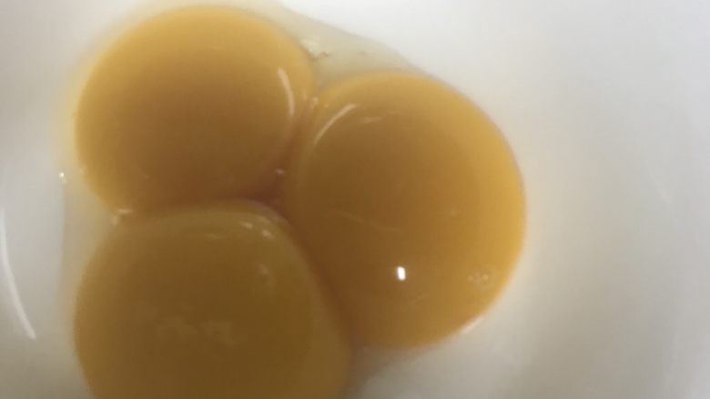 轻乳酪蛋糕,鸡蛋分离。鸡蛋清不要放到冰箱去,常温更好打发。
三个蛋黄分离,一个个的加