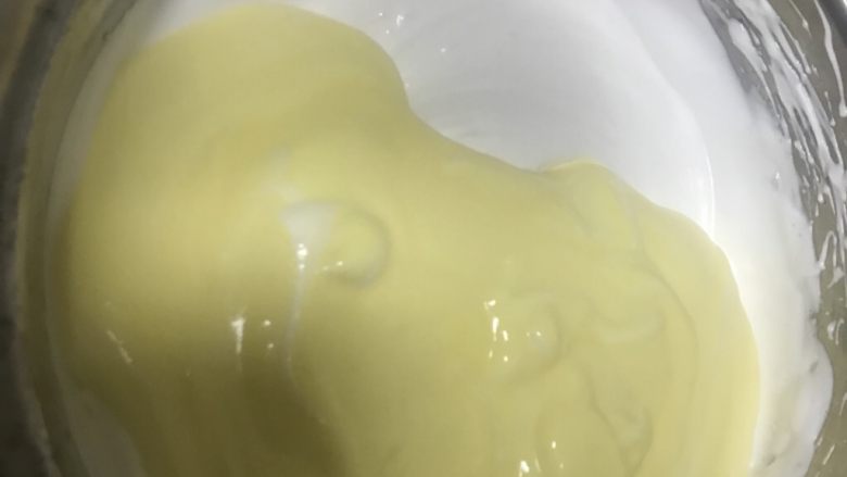 轻乳酪蛋糕,将拌好的蛋黄糊,倒入剩下的蛋清中