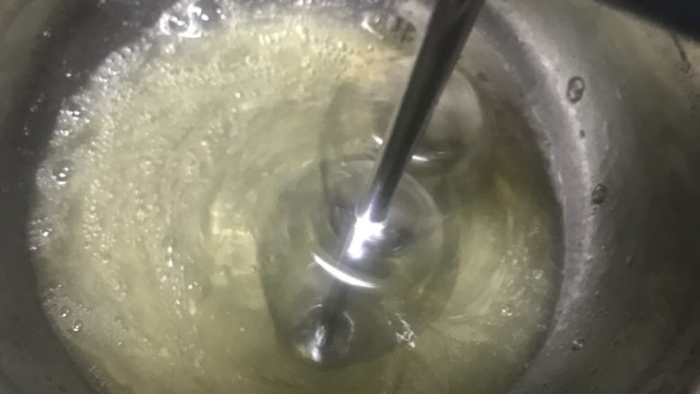 轻乳酪蛋糕,一半的白砂糖加进去,加适量白醋稳定蛋清打发