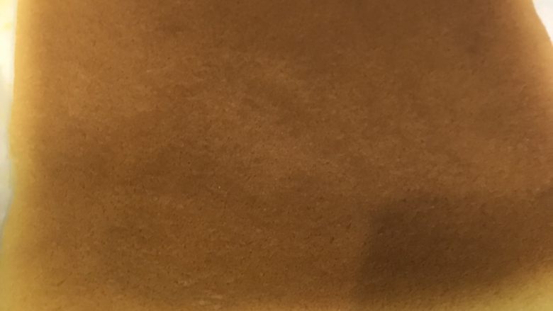 轻乳酪蛋糕,将方盘放入比它略大,小于烤箱尺寸的容器中,加热水,用水浴法烤。
烤箱预热160度,先160度底层烤20分钟,再130度,60分钟。我用了热风循环。