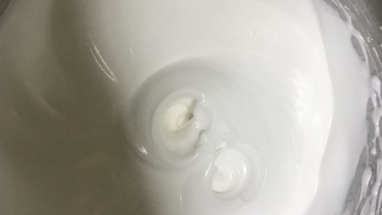 轻乳酪蛋糕,打成湿性泡沫