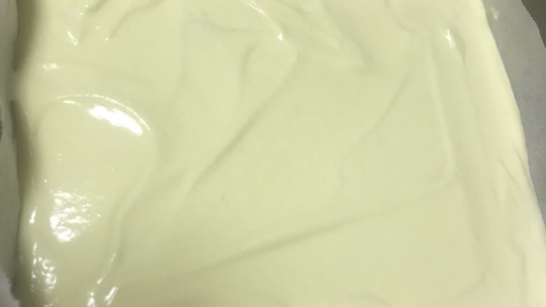 轻乳酪蛋糕,倒入方膜,方膜中我提前铺好油纸。