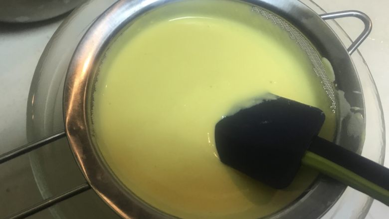 轻乳酪蛋糕,过滤,放到冰箱里。
盖上保鲜膜冷藏20分钟以上