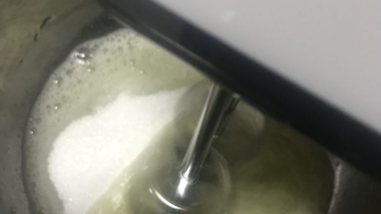 轻乳酪蛋糕,打出粗泡后,加入所有的白砂糖