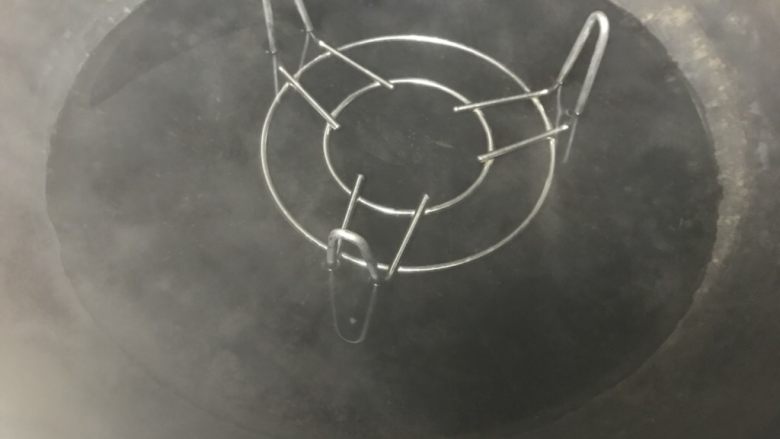 轻乳酪蛋糕,用一个锅架子架在上面,然后把盆子放在上面用蒸划开.