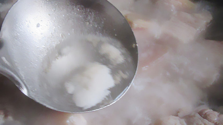 神仙肉,锅中加入适量的冷水,倒入五花肉、适量的料酒。大火煮开后、撇去浮沫