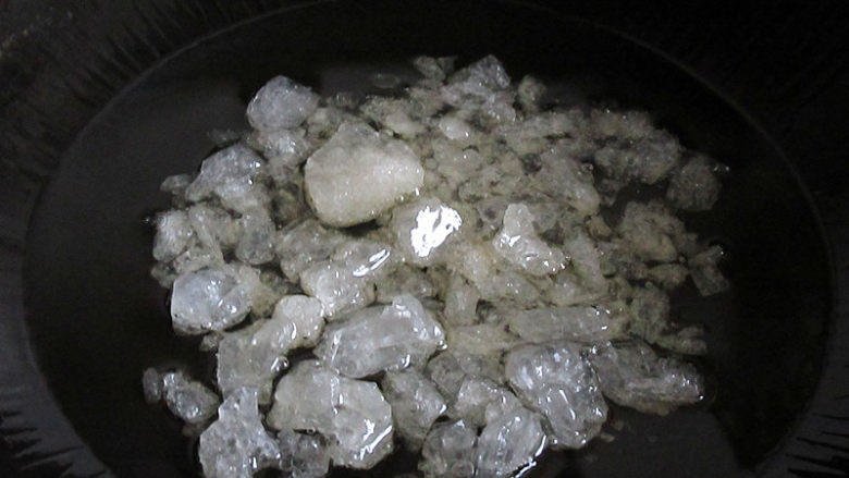 神仙肉,将炒锅烧稍微热,倒入适量的食用油,加入<a style='color:red;display:inline-block;' href='/shicai/ 866'>冰糖</a>。小火煸炒,记住一定要小火
