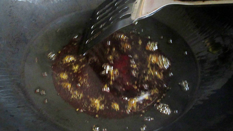 神仙肉,煸炒至冰糖全部融化,并从锅底部开始往上冒黄色的小泡时即可