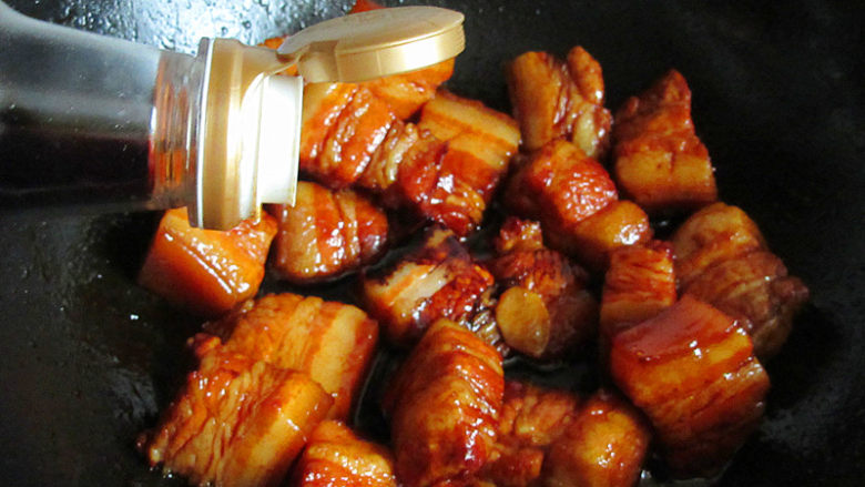 神仙肉,再加入适量的<a style='color:red;display:inline-block;' href='/shicai/ 692'>酱油</a>,翻炒均匀