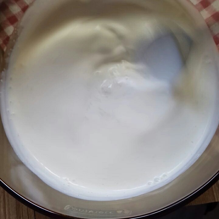 自制原味蛋挞,用勺子搅拌均匀,使糖融化