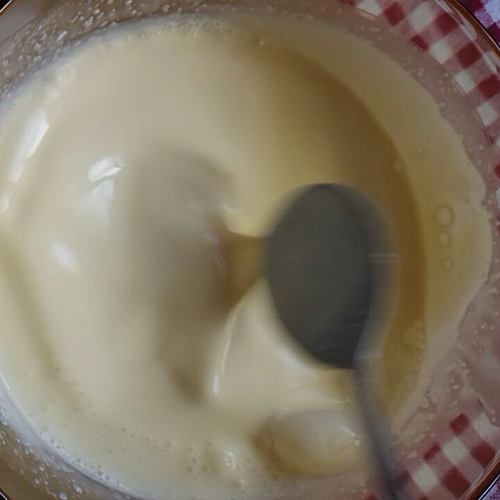 自制原味蛋挞,搅至所有食材充分融合,可以过滤一下