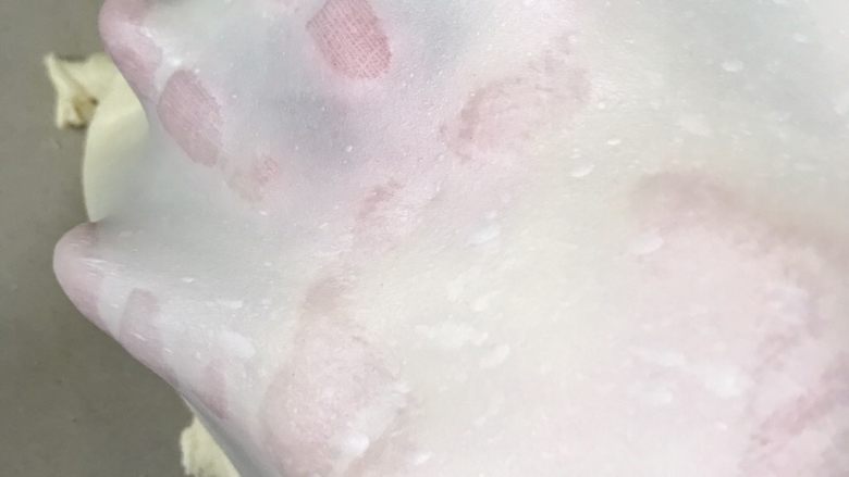 热狗面包,扯一小块面团,能拉出比较有韧性,薄而不破的膜。