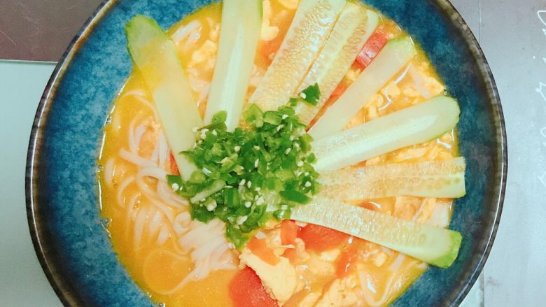 番茄鸡蛋私房面,面盛出后黄瓜铺上，辣椒碎摆上。完成。
喝一口面汤，会让你的味蕾充分的得到满足。