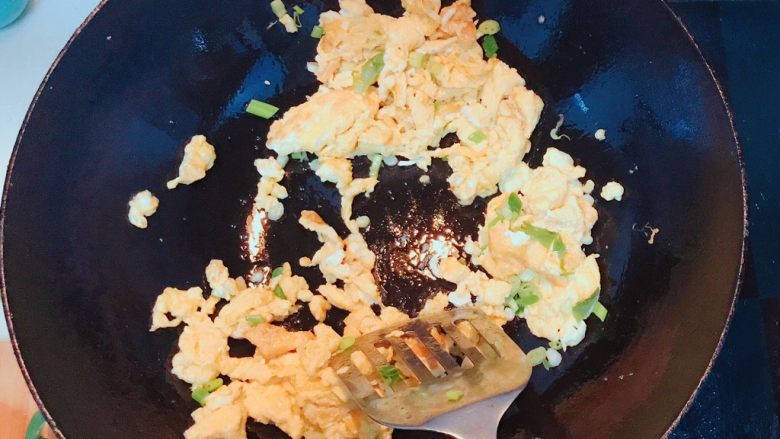 番茄鸡蛋私房面,加入香葱翻炒出香味。