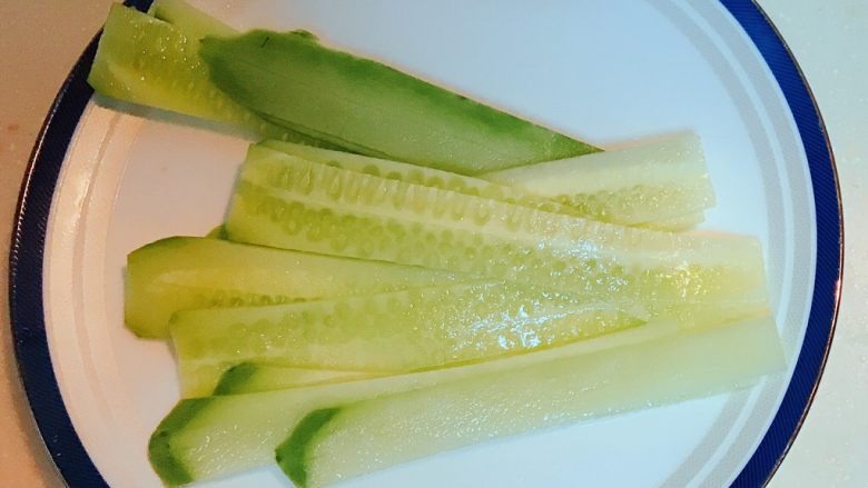 番茄鸡蛋私房面,黄瓜切片，辣椒切碎。