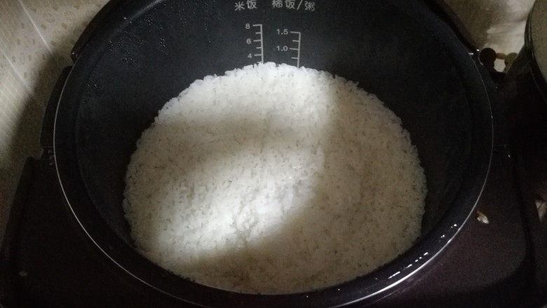 海鲜炒饭,米饭:两个人吃,两杯米,清洗三遍以上,加少量的水,我的指关节不到一个关节即可。