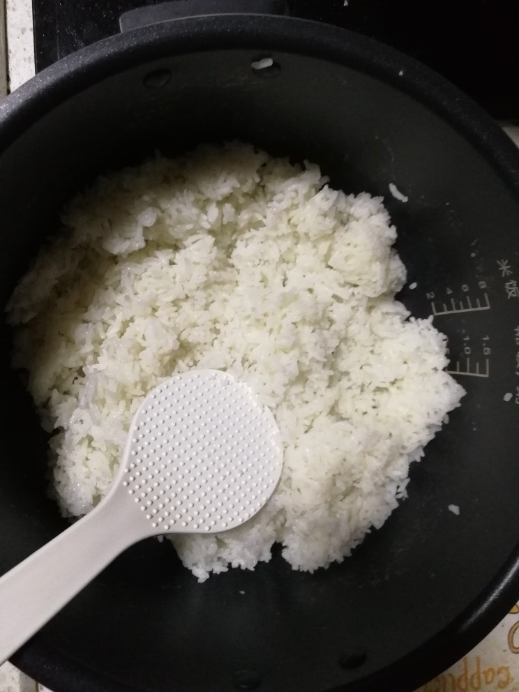 海鲜炒饭,将蒸好的米饭,搅拌均匀,凉凉,准备配菜。