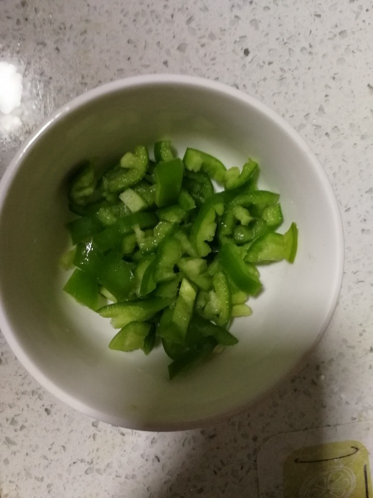 海鲜炒饭,配菜青椒切成小块 ,(记得不能是辣的哦)