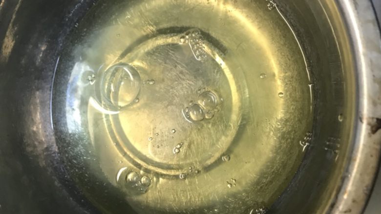 草莓数字裸胚蛋糕,电动打蛋器打发蛋清,加一点点白醋稳定蛋清。