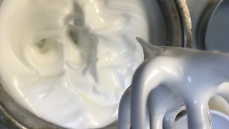 草莓数字裸胚蛋糕,打成湿性蛋白,蛋白不要打过,打过容易裂