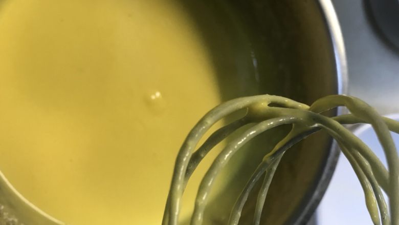 草莓数字裸胚蛋糕,搅拌顺滑,注意不要起劲