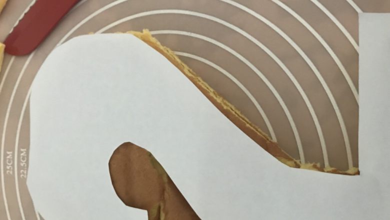 草莓数字裸胚蛋糕,自己剪个2字,用面包刀切。转弯用小刀切