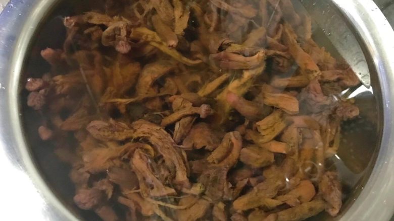 爆炒野生粘蘑,100克粘蘑浸泡,可以炒一盘了。