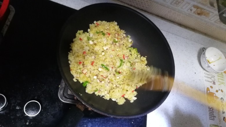 海鲜炒饭,中火一直翻炒,等到全部米饭都有变色即可,
