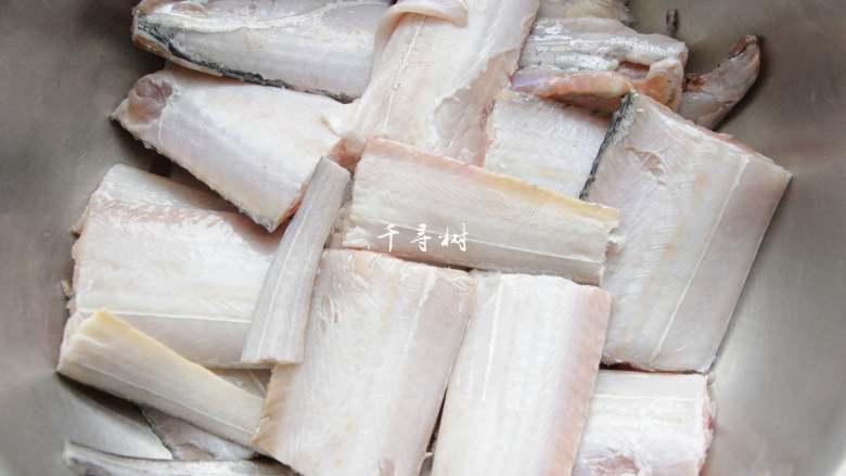 红烧带鱼最经典最家常的做法 可当热菜也可是冷盘 味道都一样好,洗干净的带鱼把手稍挤一下水分,剪成六七厘米的带鱼段。