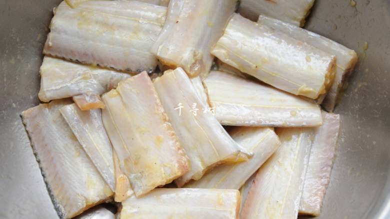 红烧带鱼最经典最家常的做法 可当热菜也可是冷盘 味道都一样好,用手抓,把鸡蛋抓散开抓匀,加鸡蛋的原因一是要炸出来的颜色更加金黄漂亮,二是可以在炸制的时候防止油星到处飞溅。抓匀后腌制15分钟。