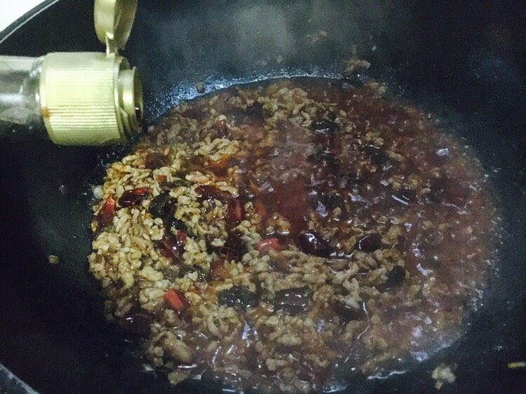 美味私房口蘑酱拌饭,放入2勺的<a style='color:red;display:inline-block;' href='/shicai/ 788'>生抽</a>,把肉末炒匀。