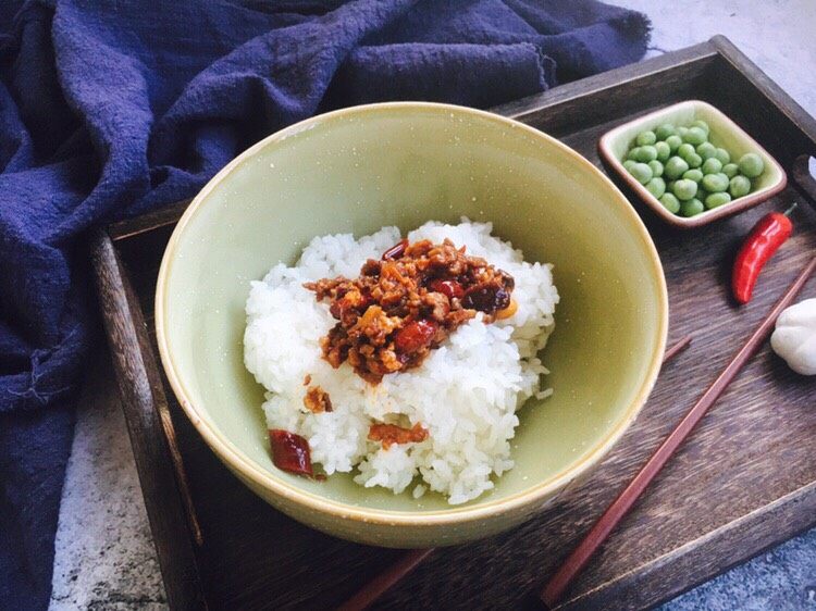 美味私房口蘑酱拌饭,放入适量的口蘑辣椒酱,拌匀即可。
