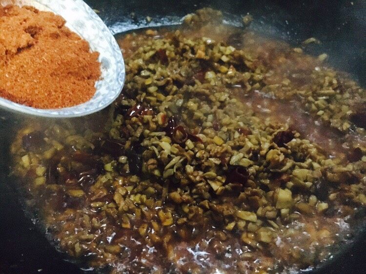美味私房口蘑酱拌饭,口蘑酱熬好后放入<a style='color:red;display:inline-block;' href='/shicai/ 9613'>辣椒面</a>,翻炒均匀。