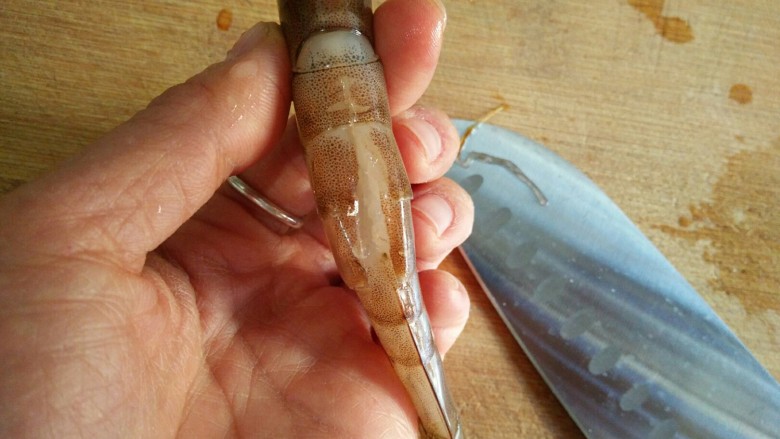 椒盐大虾,虾洗净去虾须、虾枪,开背去虾线。