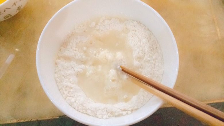 早餐鸡蛋灌饼
,放入少量的水面粉中,等下还要放酸奶,鸡蛋所以水不要放太多