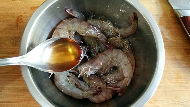 椒盐大虾,用少量盐和<a style='color:red;display:inline-block;' href='/shicai/ 718'>料酒</a>将虾腌制15分钟。