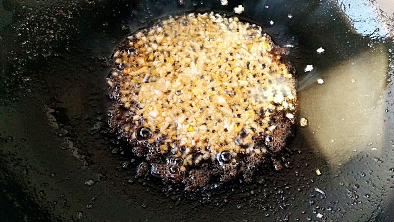 椒盐大虾,锅中留适量底油,放入姜蒜末爆出香味(可爆至蒜金黄)