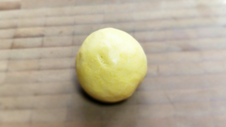 爆汁芝士南瓜球,包起来,收口捏紧,朝下。全部做完。