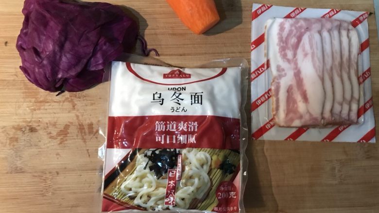 紫甘蓝培根炒乌冬面,准备好食材,我今天烧的是两人份的