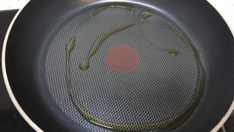 胡萝卜厚蛋烧,起油锅,加入适量<a style='color:red;display:inline-block;' href='/shicai/ 5506'>麻油</a>
